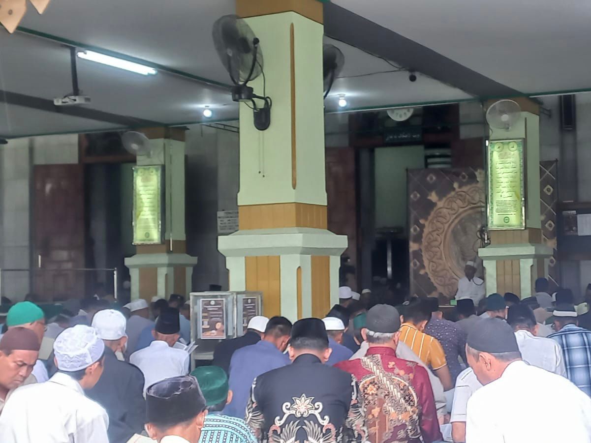 jemaah di masjid kauman semarang