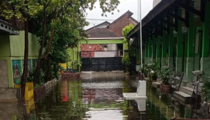 Intensitas Hujan Tinggi, 76 SD di Kota Semarang Terendam Banjir, Siswa Diliburkan