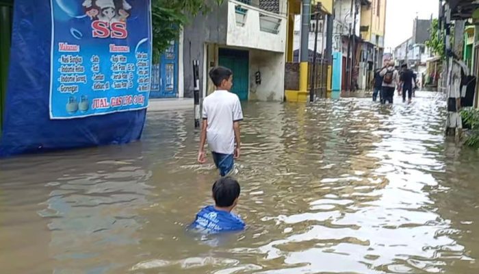 Terkepung Banjir, Begini Kisah Warga Semarang Bertahan Menjalani Ibadah Puasa