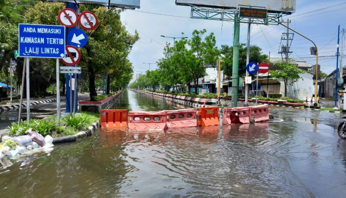 Dikepung Banjir, Akses Jalur Kota Demak Ditutup