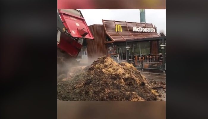 [HOAKS] Dukung Israel, Restoran McDonald’s di Perancis Ditimbun Kotoran Hewan 1 Truk