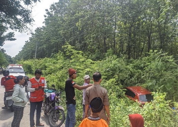 mobil nyungsep di hutan