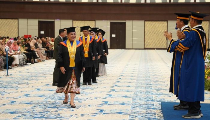 Wisuda ke-174 Undip, Mbak Ita Lulus Doktoral Predikat Summa Cumlaude dan Bagikan Tips Berprestasi