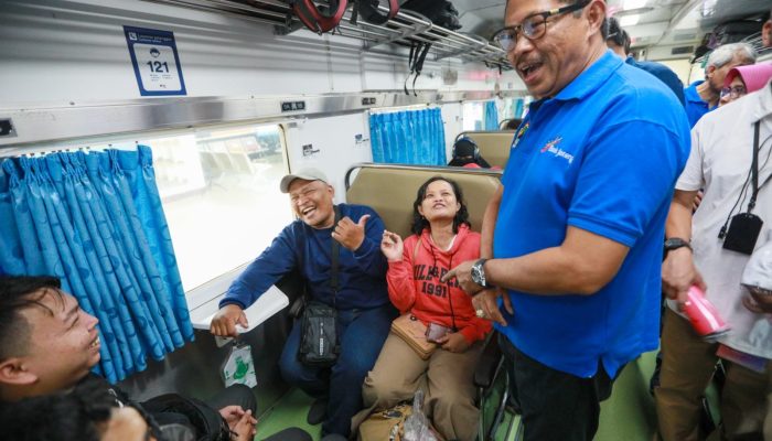 Pj Gubernur Jateng Nana Sudjana Berangkatkan 1.088 Warga Mudik Gratis Naik Kereta Api