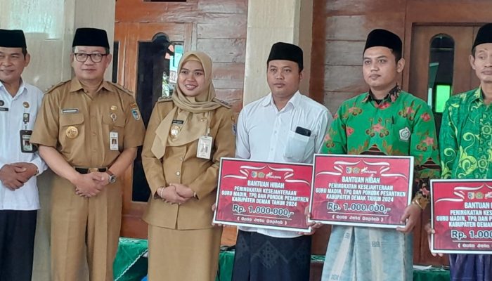 Jelang Hari Raya, Pemkab Demak Salurkan Bantuan Kesejahteraan Guru Madin