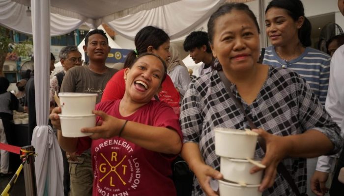 Karyawan Indosat Berbagi 1.500 Porsi Hidangan Berbuka Puasa untuk Warga Semarang