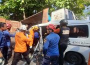 Tak Kuat Menanjak di Jalan Pawiyatan Luhur, Truk Bermuatan Pasir Mundur Timpa Minibus