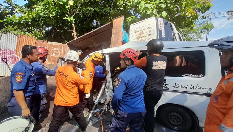 Tak Kuat Menanjak di Jalan Pawiyatan Luhur, Truk Bermuatan Pasir Mundur Timpa Minibus