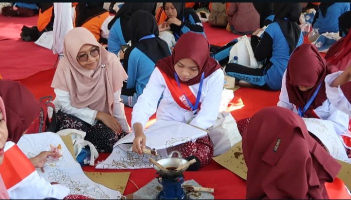 1.000 Milenial Membatik, Pecahkan Rekor MURI ke-7 Pemkab Rembang