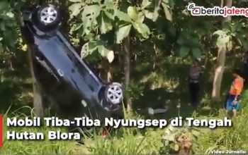 mobil nyungsep di hutan Blora