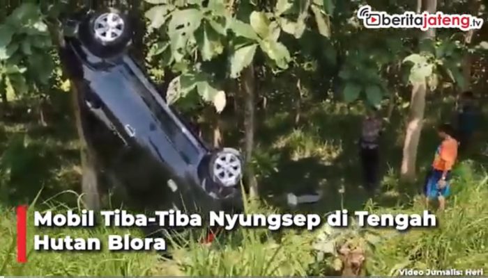 Video Mobil Tiba-Tiba Nyungsep di Tengah Hutan Blora