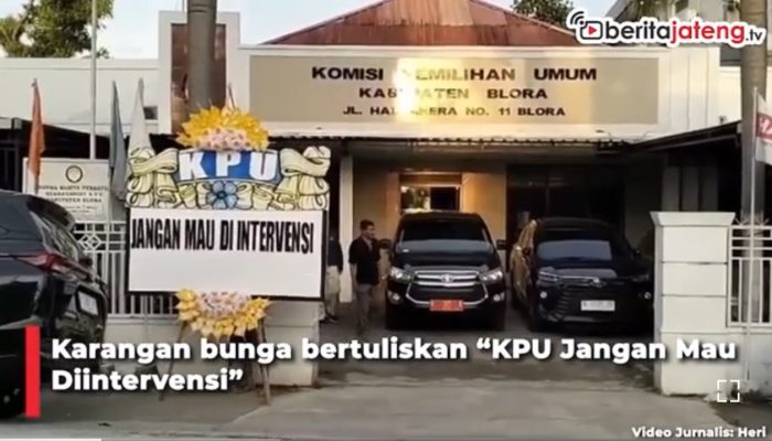 Video KPU Blora Mendadak Dikirimi Karangan Bunga, Desak Caleg PDIP Peraih Suara Terbanyak Dilantik