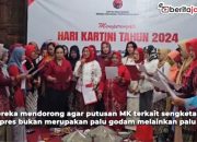 Video Kader Perempuan PDIP Bacakan Pernyataan Sikap di Makam Kartini