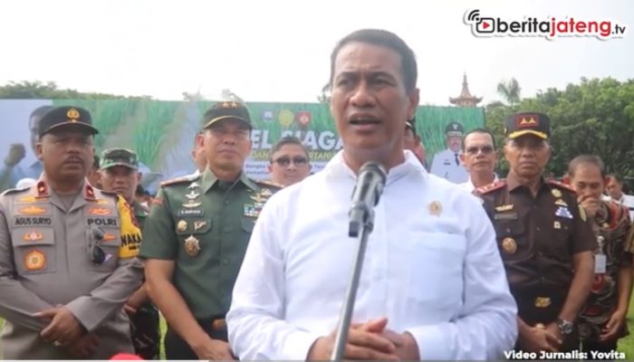 Video Menteri Pertanian Serahkan Bantuan 10 Ribu Pompa Air ke Petani Jateng