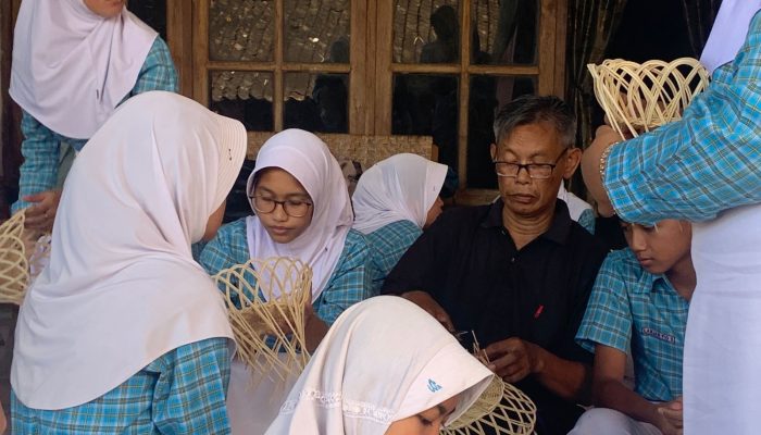 Lihat Peluang Bisnis Menjanjikan, Ahmad Sholeh Ajak Generasi Muda Geluti Kerajinan Rotan
