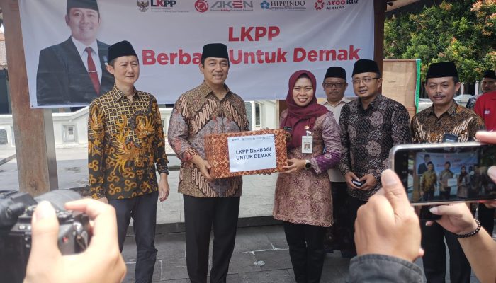 Hendrar Prihadi Serahkan Bantuan untuk Korban Banjir Sayung, Bupati Demak Apresiasi LKPP
