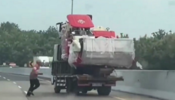 Detik-detik Dramatis Sopir Lari Kejar Truk yang Jalan Sendiri di Tol Kalikangkung Semarang