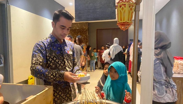 Berbagi Kehangatan Jelang Lebaran, Hotel @HOM Simpang Lima Ajak 25 Anak Dhuafa Buka Bersama