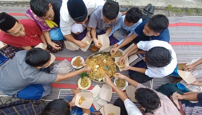 Tradisi Makan Tumpeng Bersama di Blora Usai Sholat Idul Fitri, Simbol Kebersamaan antar Warga