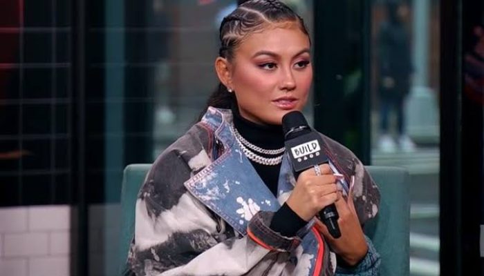 Kepergok Minum Produk Starbucks saat Live Instagram, Agnez Mo Banjir Kecaman Netizen