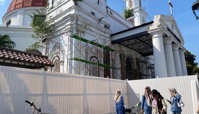 Gereja Blenduk Direnovasi, Pengunjung Kota Lama Terpaksa Berfoto dengan Latar Pagar Proyek