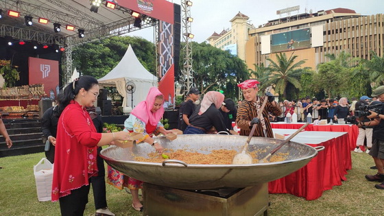 Mbak Ita dan Chef Bobon Masak Besar 477 Porsi Nasi Goreng Semarang