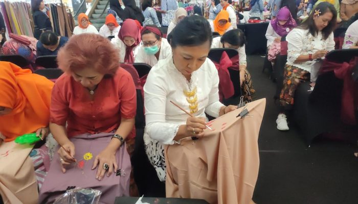 Ibu-ibu Antusias Ikuti Lomba Melukis Jilbab Peringati Hari Kartini di Semarang