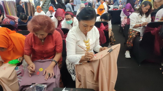 Ibu-ibu Antusias Ikuti Lomba Melukis Jilbab Peringati Hari Kartini di Semarang