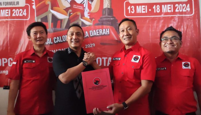 Ketua Kadin Arnaz Andrarasmara Ambil Formulir Pendaftaran Walikota di DPC PDIP Kota Semarang