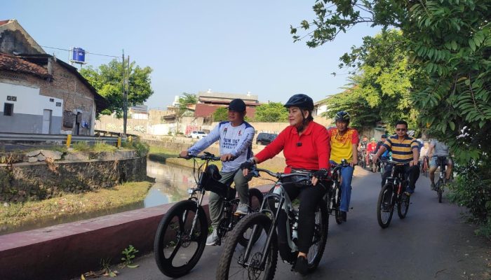 Mbak Ita Ajak OPD Gowes Menyusuri Kali Semarang, Minta Warga Jaga Kebersihan Sungai