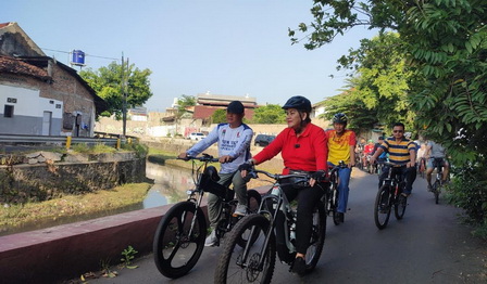 Mbak Ita Ajak OPD Gowes Menyusuri Kali Semarang, Minta Warga Jaga Kebersihan Sungai