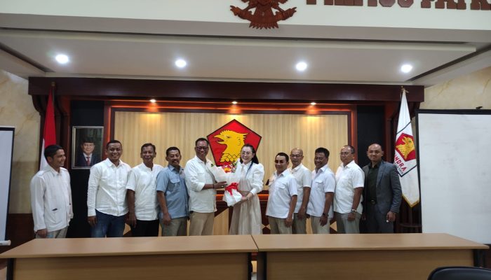 Masuk Radar Calon Potensial Gerindra, Dewi Susilo Budiharjo Datang Bawa Bucket Bunga Pikok Khas Tionghoa