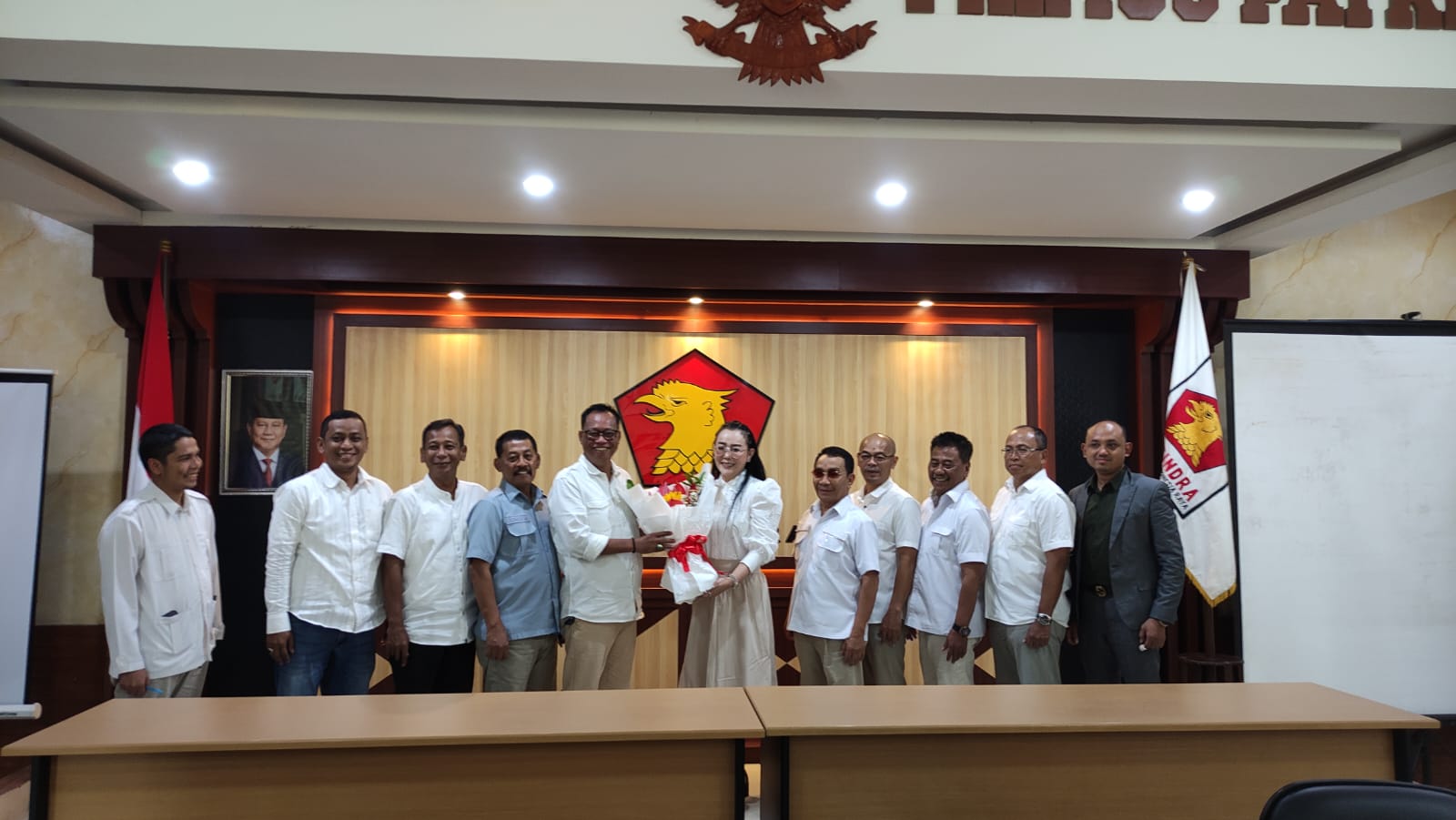 Masuk Radar Calon Potensial Gerindra, Dewi Susilo Budiharjo Datang Bawa Bucket Bunga Pikok Khas Tionghoa