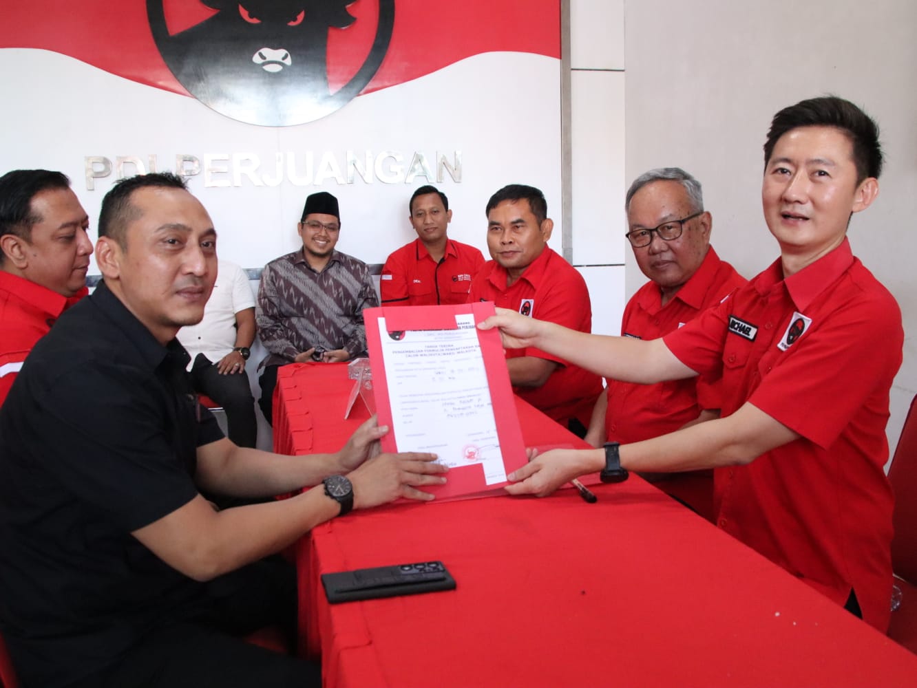 Pilwakot Semarang 2024: Arnaz Serahkan Berkas Pendaftaran ke PDIP, Harpkan Pasangan Sevisi