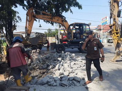 Antisipasi Banjir di Musim Penghujan, Pemkot Lakukan Pembersihan dan Pembongkaran PJM di Semarang