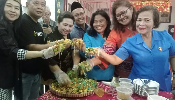 Komunitas Tionghoa Semarang Refleksi Tragedi 98 Sambil Rujakan Pare, Simbol Pahitnya Masa Lalu
