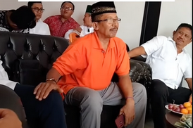 Video pria mengaku Soekarno saat mendaftar bakal calon Bupati Kudus. (Instagram/@wonogirikita)
