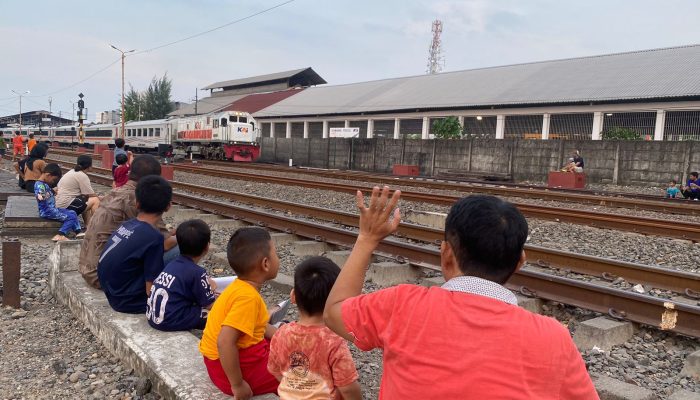 Railfans Merapat! Begini Serunya Menunggu Senja di Pinggir Rel Stasiun Poncol, Lihat Kereta Hilir Mudik