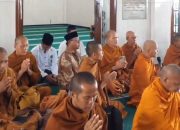 Viral Biksu Thudong Dijamu dan Saling Doa di Masjid Temanggung, Ketua MUI: Potensi Penistaan Agama