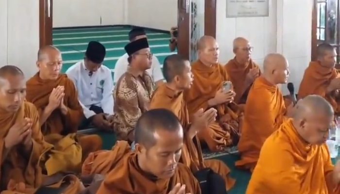 Viral Biksu Thudong Dijamu dan Saling Doa di Masjid Temanggung, Ketua MUI: Potensi Penistaan Agama