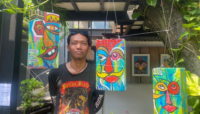 Tak Pakai Kanvas, Seniman Asal Semarang Ini Gunakan Kayu Hingga Batu Bata untuk Media Lukisnya