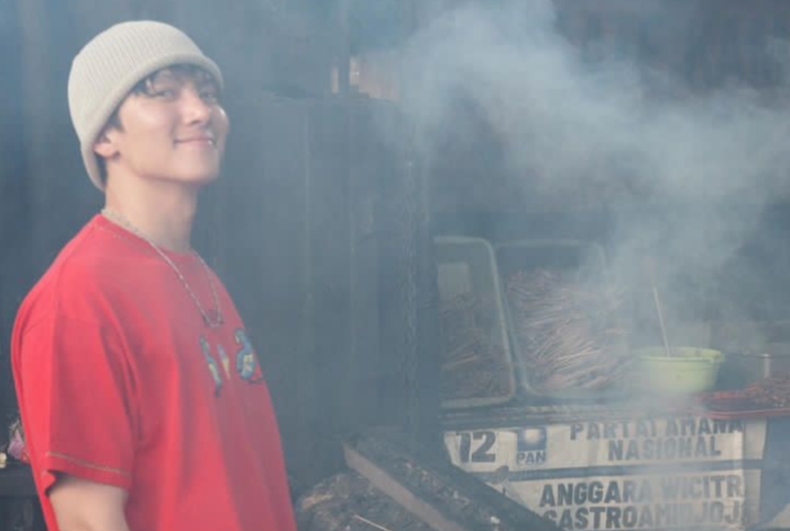 Ji Chang Wook makan sate