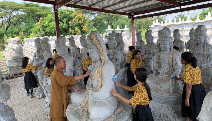 Jelang Waisak, Umat Buddha Semarang Bersihkan ‘Rupang’ di Vihara Mahavira
