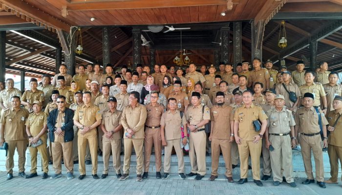 Desak Segera Dikeluarkan SK Perpanjangan Masa Jabatan, Kades se-Kabupaten Demak Datangi Kantor Bupati