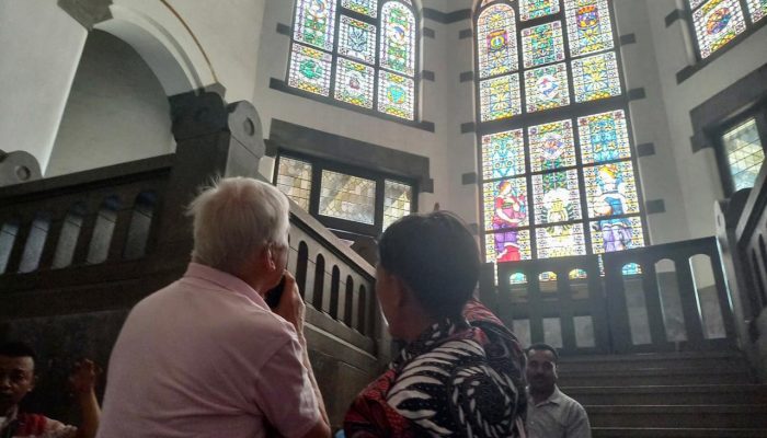 Momen Profesor Asal Belanda Kagumi Kemegahan Bangunan Ikonik Lawang Sewu Semarang