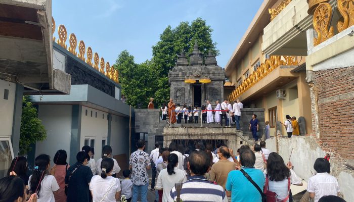Perkuat Keberagaman, Ratusan Umat Buddha Semarang Rayakan Waisak di Vihara Tanah Putih