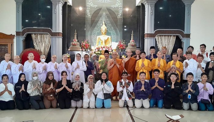 Bikin Adem! Umat Lintas Agama Ramaikan Perayaan Waisak di Vihara Tanah Putih