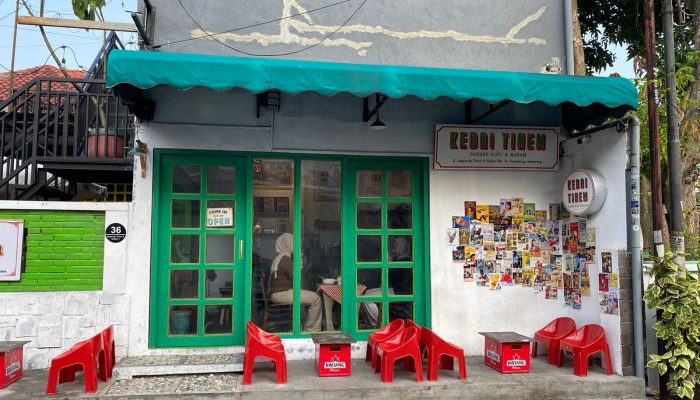 Menikmati Suasana Melayu ala 90-an di Kedai Tinem Semarang