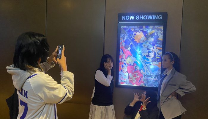 Nobar Hari Pertama Tayang, Fans Haikyuu Cosplay jadi Siswa Jepang dan Bagikan Souvenir