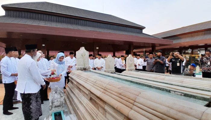 Jelang Perayaan Grebeg Besar Bupati Demak Ziarah ke Makam Raja